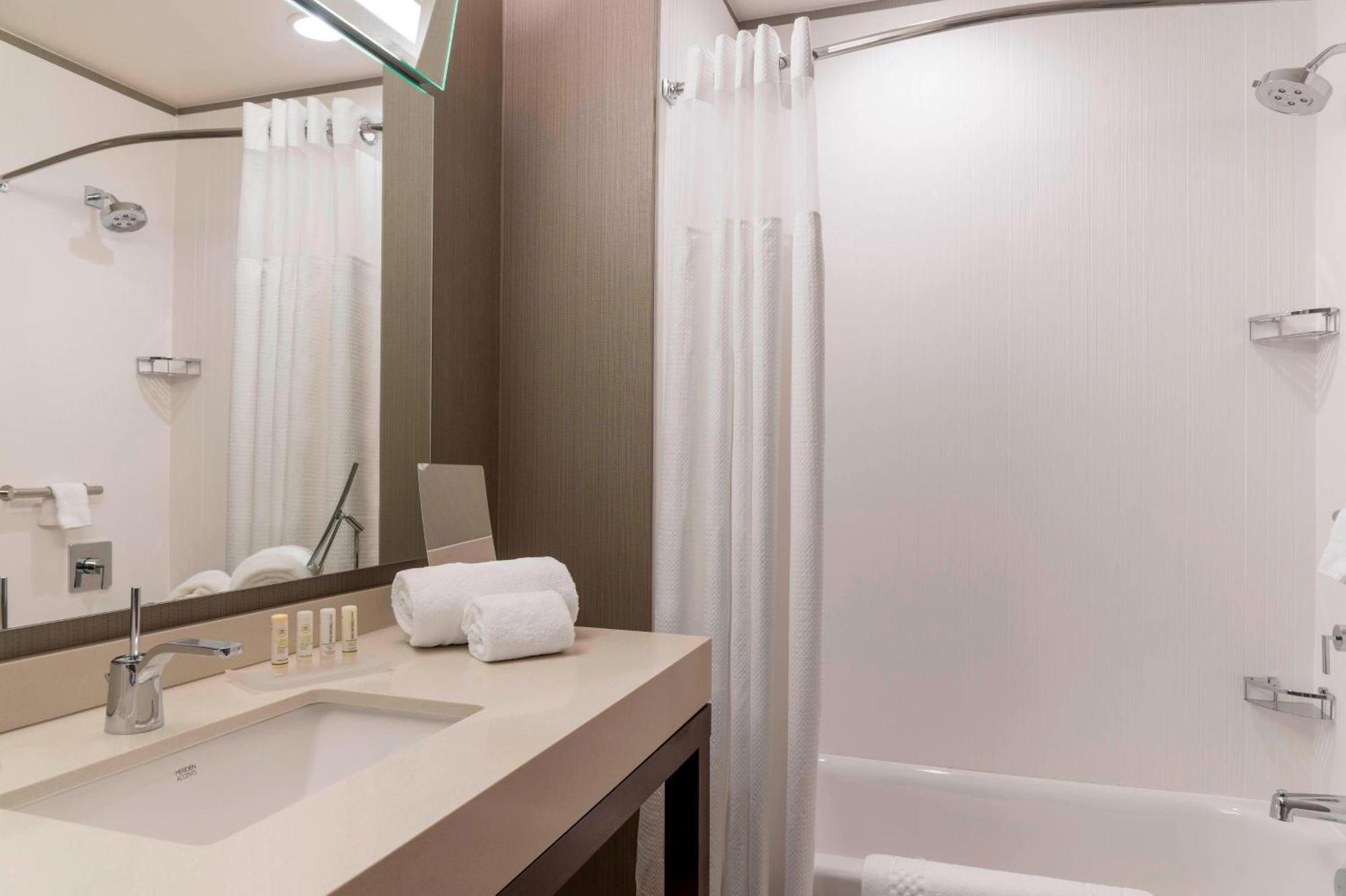 Courtyard By Marriott Waterloo Cedar Falls Экстерьер фото