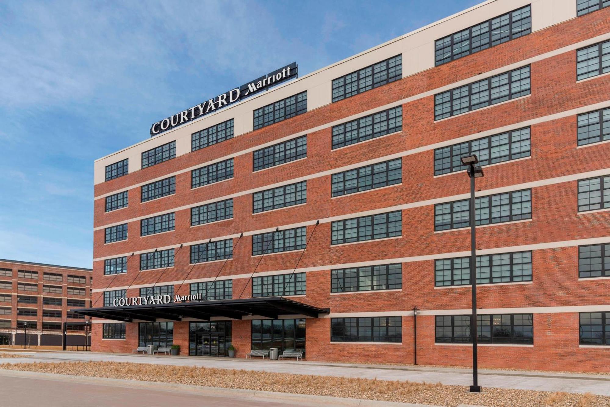 Courtyard By Marriott Waterloo Cedar Falls Экстерьер фото